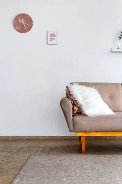 白い壁の背景に白いふわふわの枕を持つスタイリッシュなベージュのソファの要素 — ストック写真