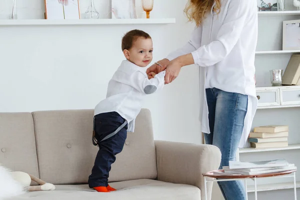 Una Madre Joven Con Pequeño Hijo Lindo Divierte Una Sala — Foto de Stock