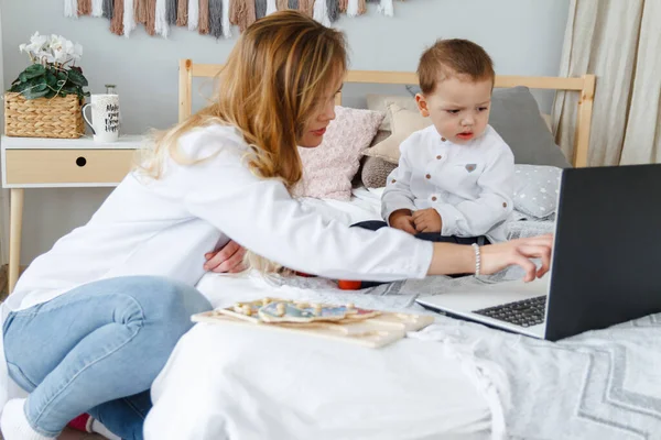 Una Madre Joven Con Hijo Amado Dormitorio Cama Con Ordenador — Foto de Stock