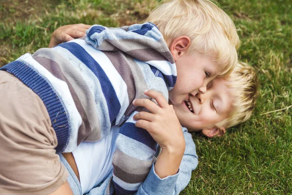 Two Brothers Have Fun Playing Green Lawn — Stock Photo, Image