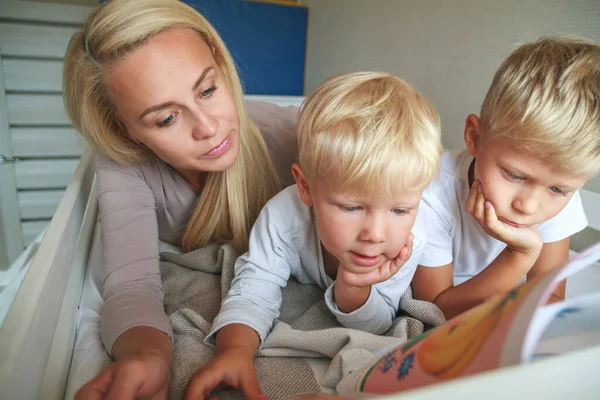 Mamá Lee Libro Sus Hijos Cama Guardería — Foto de Stock