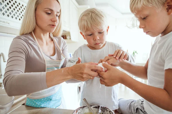 Yong Mother Two Sons Cooking Holiday Pie Kitchen Casual Lifestyle — Stock Photo, Image