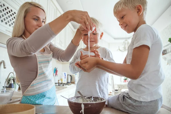 Yong Mother Two Sons Cooking Holiday Pie Kitchen Casual Lifestyle — Stock Photo, Image