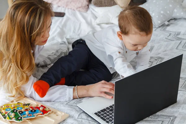 Una Madre Joven Con Hijo Amado Dormitorio Cama Con Ordenador — Foto de Stock