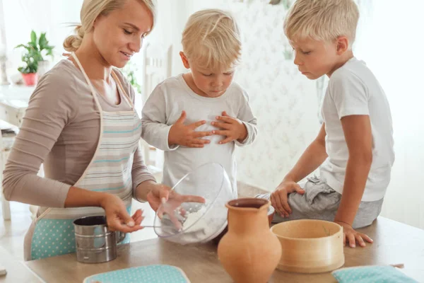 Yong Mother Two Sons Cooking Holiday Pie Kitchen Casual Lifestyle — Stock Photo, Image