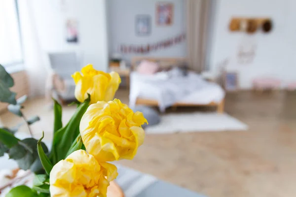 明るい居心地の良いベッドルームで黄色のチューリップの花束 — ストック写真