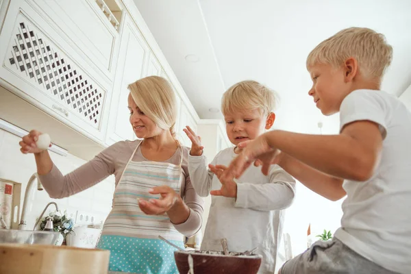 Yong Mother Two Sons Cooking Holiday Pie Kitchen Casual Lifestyle — Stock Photo, Image