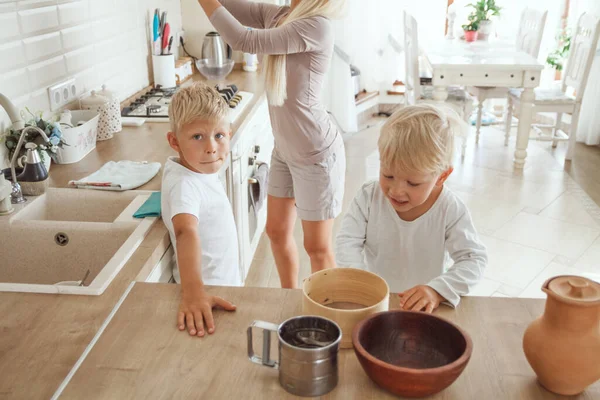 Yong Mother Two Sons Cooking Holiday Pie Kitchen Casual Lifestyle — Stock Photo, Image
