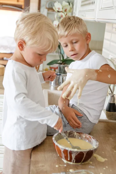 Boys Preeparing Bake Homemade Pie Kitchen Two Brothers Cooking Food — Stock Photo, Image