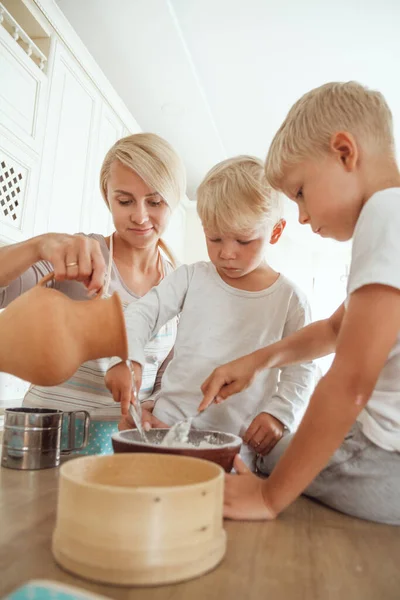 Yong Mother Two Sons Cooking Holiday Pie Kitchen Casual Lifestyle — Stock Photo, Image