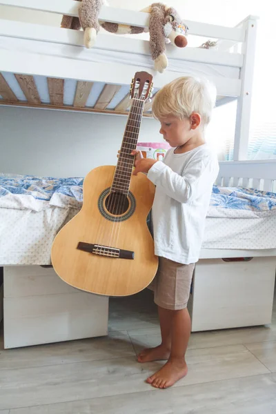 Boy Aprende Tocar Guitarra Acústica Habitación — Foto de Stock