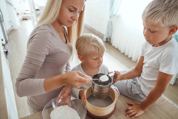 Yong Mother Two Sons Cooking Holiday Pie Kitchen Casual Lifestyle — Stock Photo, Image