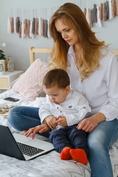 Una Madre Joven Con Hijo Amado Dormitorio Cama Con Ordenador — Foto de Stock