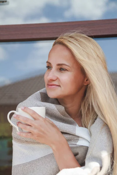 Young Woman Sitting Steps Her House Warm Blanket Drink Tea — Stock Photo, Image