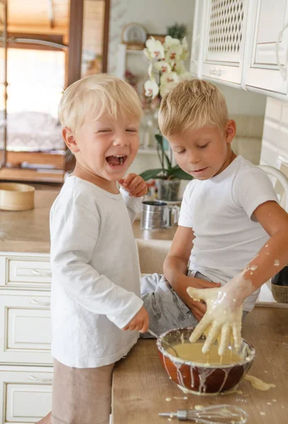 Chłopcy Przygotowują Domowe Ciasto Kuchni Dwóch Braci Gotuje Jedzenie Domu — Zdjęcie stockowe
