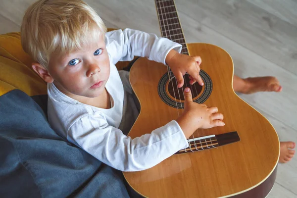 Little Boy Aprende Tocar Guitarra Acústica Habitación — Foto de Stock