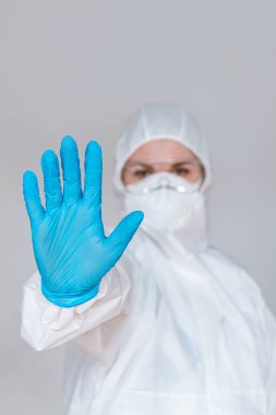 Kadın doktor, Coronavirus covid-19 adlı romanın salgınıyla mücadelede jesti durdurduğunu gösteriyor. Ev konseptinde kal.