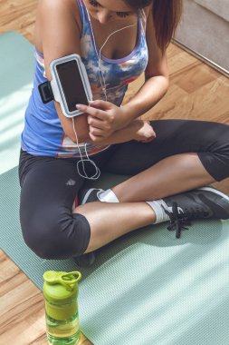 Kendini izole etme sürecinde vücudu formda tutmak. Evde spor yapıyorum.