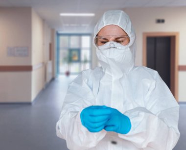 Koronavirüs salgınıyla savaşmak için koruyucu kıyafet giyen kadın doktor 2019. Koruyucu giysi, Google, eldiven, solunum cihazı..