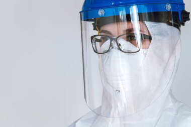 Koronavirüs pandemik covid-2019 ile savaşmak için koruyucu giysi giyen kadın doktorun yakın plan portresi. Koruyucu Google 'lar, solunum cihazı.
