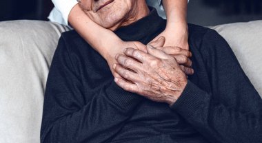 Bir salgın sırasında yaşlılarla ilgilenmek COVID 19. Yaşlıların kendini izole etmesi. Karantina süresince yaşlılara destek