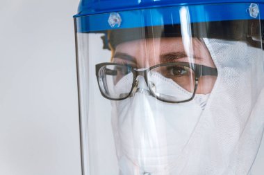 Koronavirüs pandemik covid-2019 ile savaşmak için koruyucu giysi giyen kadın doktorun yakın plan portresi. Koruyucu Google 'lar, solunum cihazı.