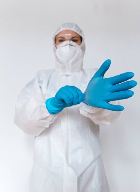 Koronavirüs salgınıyla savaşmak için koruyucu kıyafet giyen kadın doktor 2019. Koruyucu giysi, Google, eldiven, solunum cihazı..