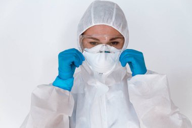 Koronavirüs salgınıyla savaşmak için koruyucu kıyafet giyen kadın doktor 2019. Koruyucu giysi, Google, eldiven, solunum cihazı..