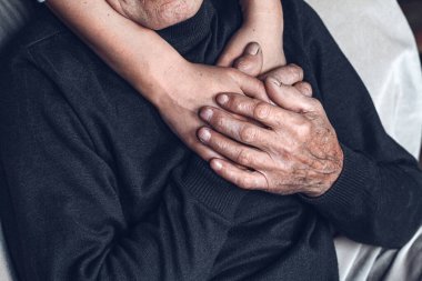 Bir salgın sırasında yaşlılarla ilgilenmek COVID 19. Yaşlıların kendini izole etmesi. Karantina süresince yaşlılara destek