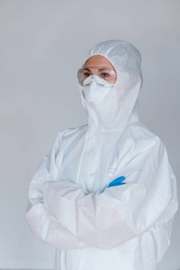 Koronavirüs salgınıyla savaşmak için koruyucu kıyafet giyen kadın doktor 2019. Koruyucu giysi, Google, eldiven, solunum cihazı..