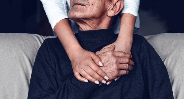 세계적 유행병인 Covid 노인을 돌보는 노인들의 자립심 기간에 노인들에 — 스톡 사진
