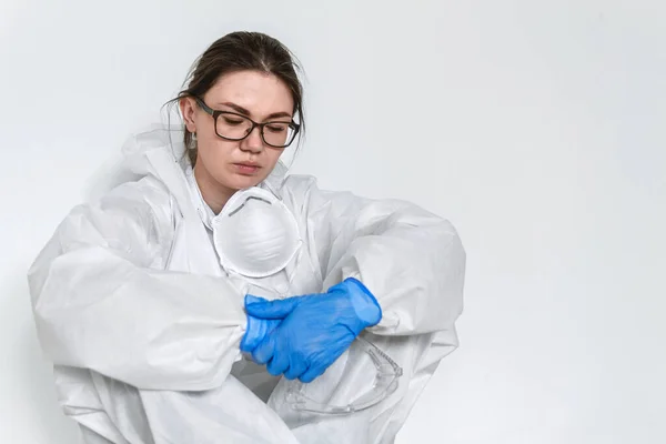 Doctora Cansada Con Traje Protector Sentada Suelo Exhausta Lucha Contra — Foto de Stock