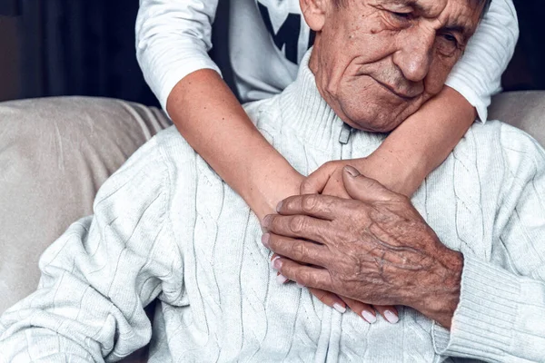 在Covid 19大流行病期间照顾老年人 老年人的自我隔离 检疫期间对老年人的支助 — 图库照片