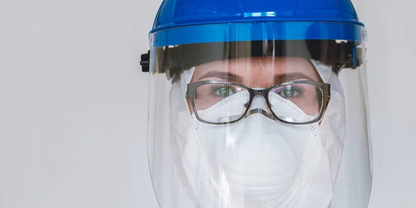 Retrato Cerca Una Doctora Vestida Traje Protector Para Combatir Pandemia — Foto de Stock
