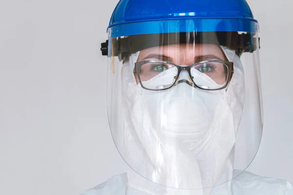 Retrato Cerca Una Doctora Vestida Traje Protector Para Combatir Pandemia — Foto de Stock