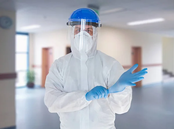 Hombre Doctor Vistiendo Traje Protector Para Combatir Pandemia Coronavirus Covid — Foto de Stock