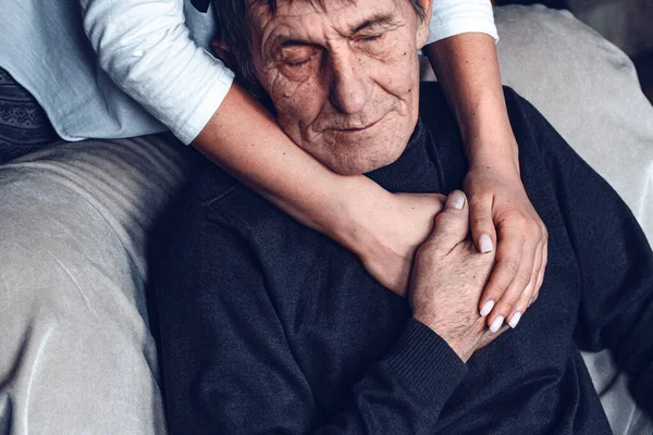 在Covid 19大流行病期间照顾老年人 老年人的自我隔离 检疫期间对老年人的支助 — 图库照片