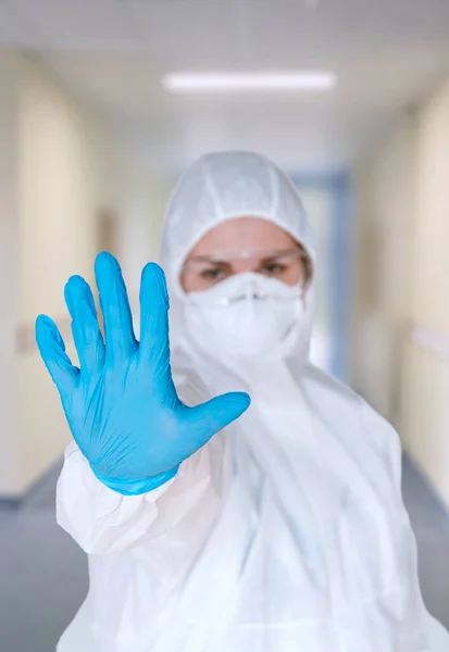 Ženy Lékař Ukazuje Zastavit Gesto Boji Proti Pandemii Románu Coronavirus — Stock fotografie