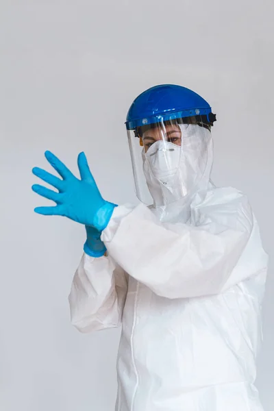 Doctora Con Traje Protector Para Combatir Pandemia Coronavirus Covid 2019 — Foto de Stock