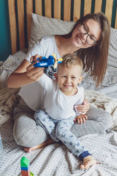 Мама Дитина Грають Разом Спальні Ліжку Пластиковими Блоками — стокове фото