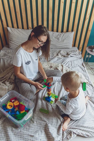 Мама Дитина Грають Разом Спальні Ліжку Пластиковими Блоками — стокове фото