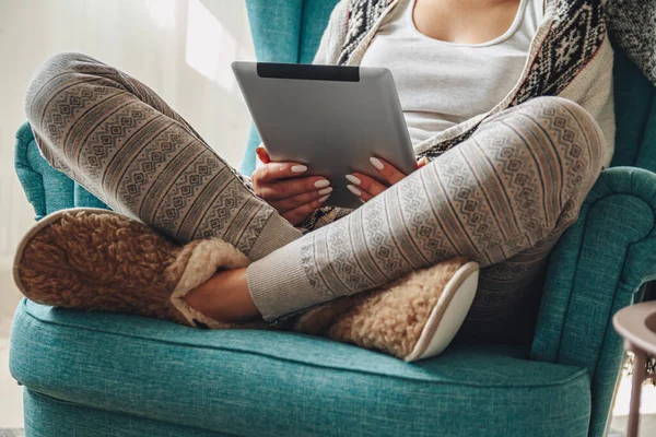 Sıcak Bir Battaniyeyle Rahat Koltukta Oturan Tablet Kullanan Genç Bir — Stok fotoğraf