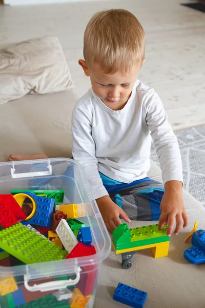 Дитина Грає Іграшковими Блоками Сидячи Дивані — стокове фото