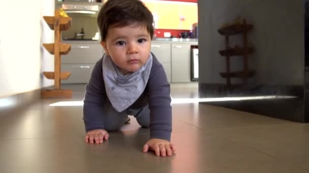 Schattig Baby Jongen Grappige Verkenningen Vloer — Stockvideo