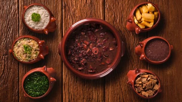 Traditionelle Brasilianische Feijoada Stop Motion Mit Portionen Maniok Speck Grünkohl — Stockvideo