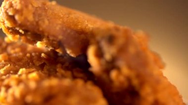 Döndürme kova kızarmış kentucky fried chicken tam dumanlı kahverengi zemin üzerine.