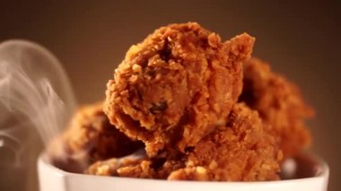 Döndürme kova kızarmış kentucky fried chicken tam dumanlı kahverengi zemin üzerine.