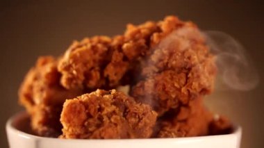 Döndürme kova kızarmış kentucky fried chicken tam dumanlı kahverengi zemin üzerine.
