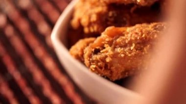 Döndürme kova kızarmış kentucky fried chicken tam dumanlı kahverengi zemin üzerine.