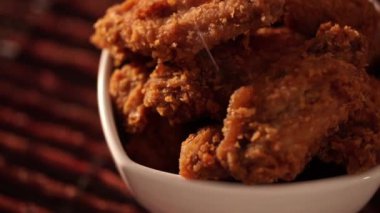 Döndürme kova kızarmış kentucky fried chicken tam dumanlı kahverengi zemin üzerine.